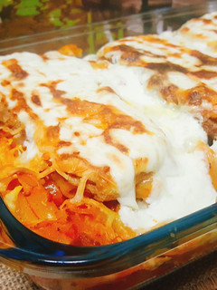 Una foto de Macarrones al horno entre capas de berenjenas con abrigo y queso