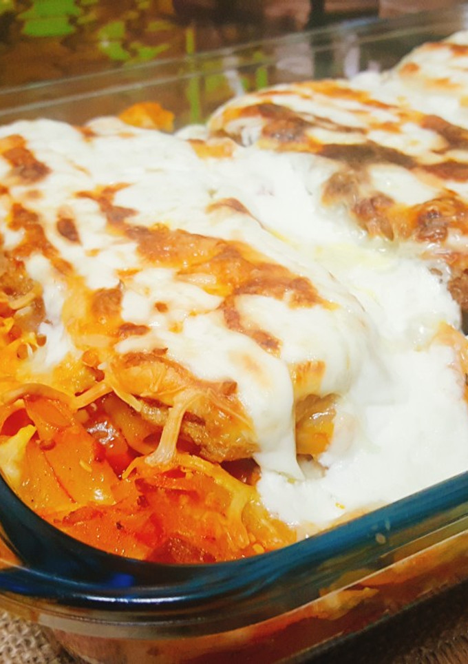 Una foto de Macarrones al horno entre capas de berenjenas con abrigo y queso