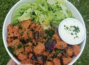 Une photo de 🍠Patate douce croustillante chapelure Panko paprika fumé sauce Feta miel ail confit