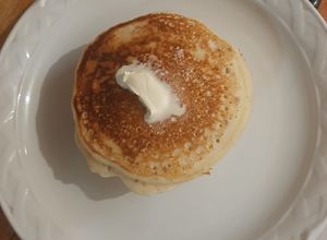 Una foto de Hot cakes🥞 con un toque de linaza, avena y coco🥥
