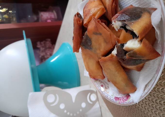 Lumpia mini isi pisang, coklat dan keju renyah dan lumer