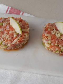 Una foto de Tartar de salmón y manzana