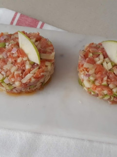 Una foto de Tartar de salmón y manzana