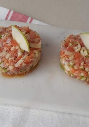 Una foto de Tartar de salmón y manzana