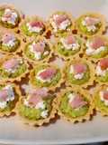 Hojarascas con palta y queso cabaña