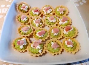 Una foto de Hojarascas con palta y queso cabaña