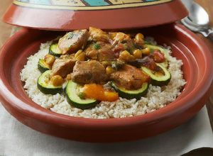 Una foto de Tajine de cerdo con arroz y calabacín