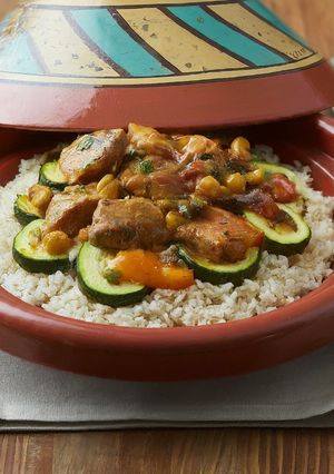Una foto de Tajine de cerdo con arroz y calabacín