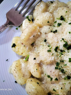 Una foto de Ñoquis de patata con bechamel trufada