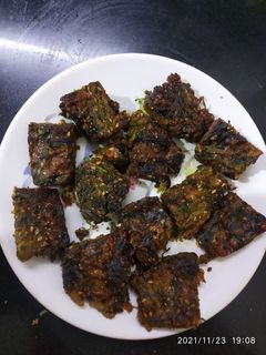 कोथिंबीर वडी (kothimbir wadi recipe in marathi) रेसिपी चे मुख्य फोटो
