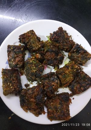 कोथिंबीर वडी (kothimbir wadi recipe in marathi) रेसिपी चे मुख्य फोटो 