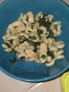 Una foto de Pollo con macarrones y espinacas