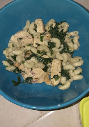 Una foto de Pollo con macarrones y espinacas