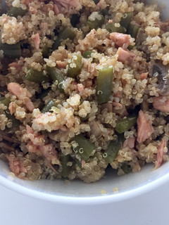 Una foto de Quinoa con judías verdes y atún