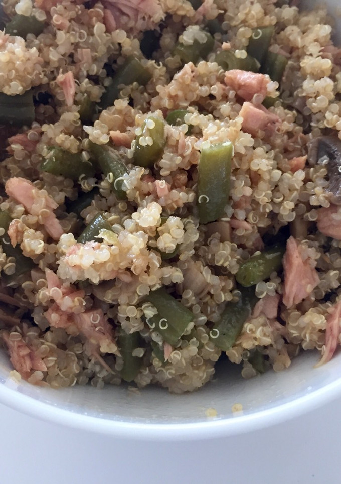 Una foto de Quinoa con judías verdes y atún