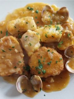 Una foto de Patatas a la importancia con rape y almejas