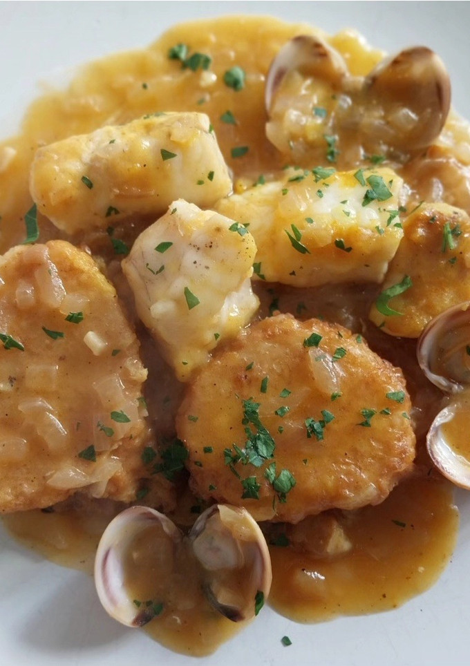 Una foto de Patatas a la importancia con rape y almejas
