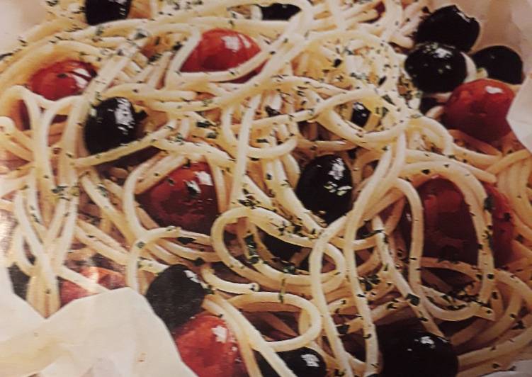 Spaghetti al cartoccio con pomodorini e olive nere