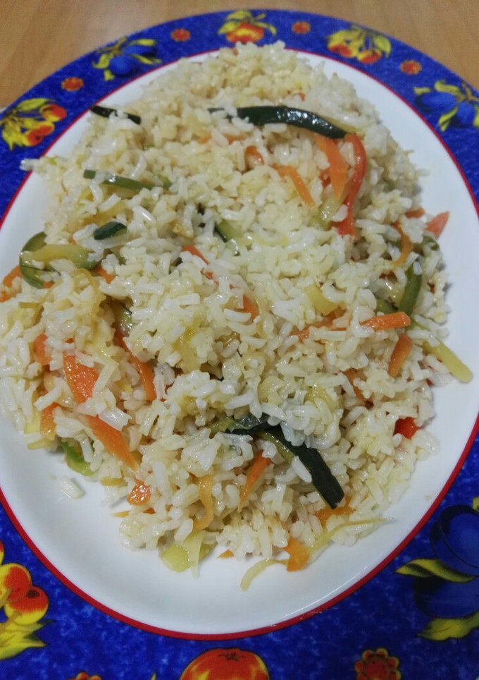 Una foto de Arroz y verduras salteadas