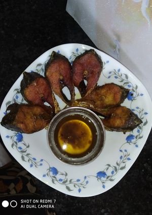 ইলিশ মাছ ভাজা (ilish mach bhaja recipe in Bengali) রেসিপির প্রধান ছবি