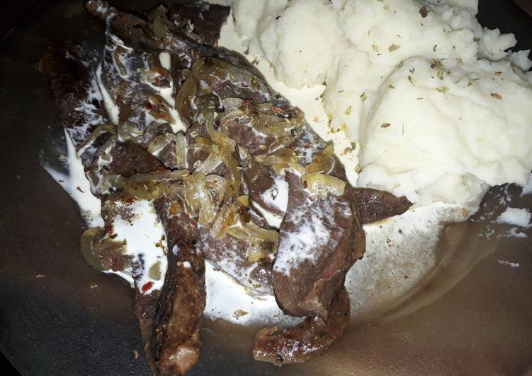 Corazón encebollado al vino blanco