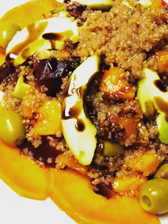 Una foto de Ensalada de quinoa, papaya, aguacate y remolacha