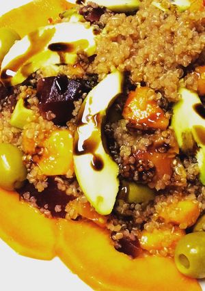 Foto principal de Ensalada de quinoa, papaya, aguacate y remolacha