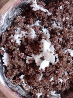 கேழ்வரகு புட்டு (Kezhvaragu puttu recipe in tamil) செய்முறை முக்கிய புகைப்படம்