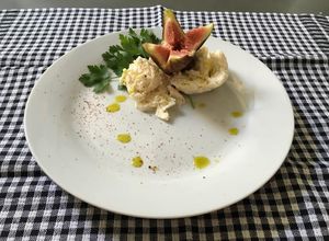 Una foto de Higos con burrata y lemon pepper