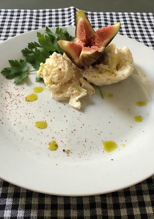 Una foto de Higos con burrata y lemon pepper