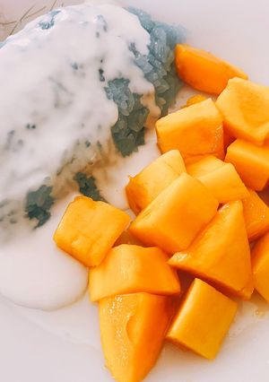 A picture of Mango Sticky Rice with Butterfly Pea.