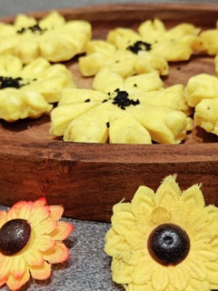 सनफ्लॉवर मठरी (Sunflower Mathri recipe in Hindi) रेसिपी मुख्य फोटो