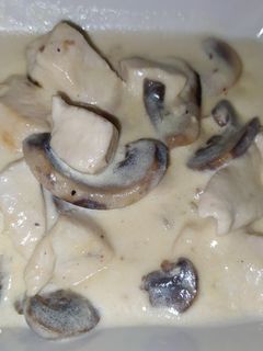 Una foto de Pollo a la nata y champiñones
