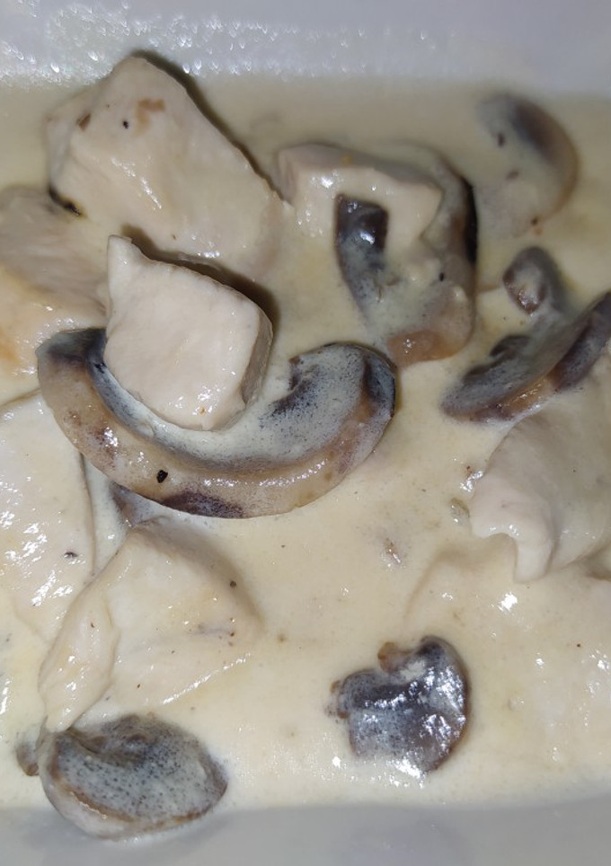 Una foto de Pollo a la nata y champiñones