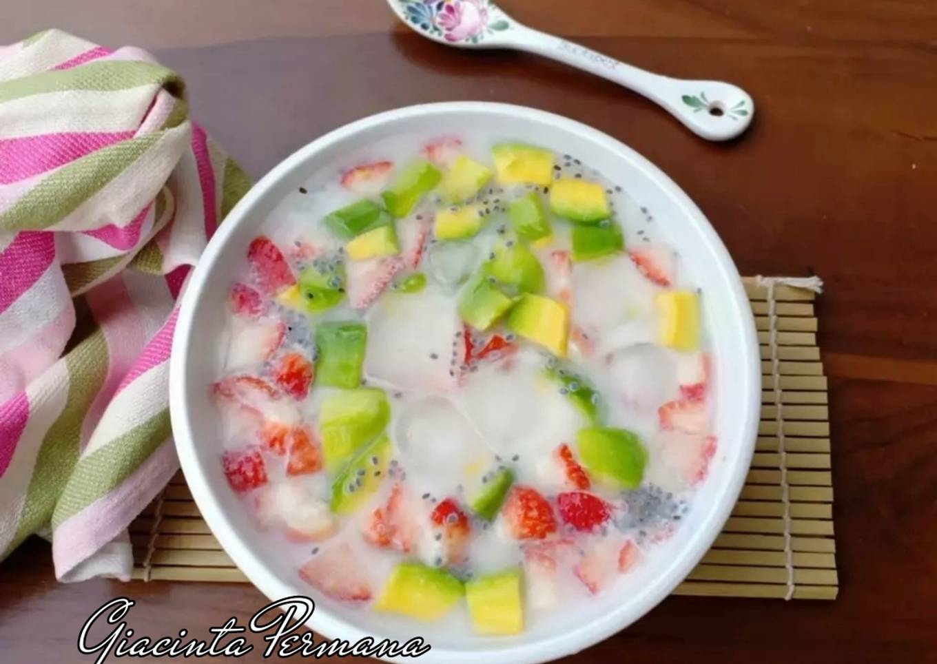 Es campur alpukat dan strawberi