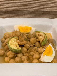 Una foto de Garbanzos, bacalao y calabacín | ¡Y huevo duro!