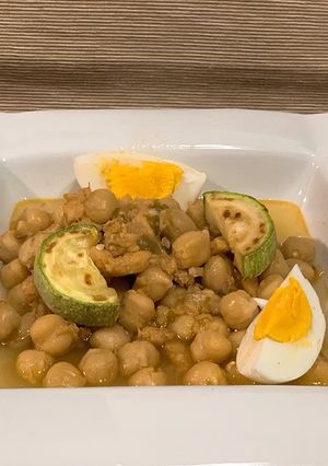 Una foto de Garbanzos, bacalao y calabacín | ¡Y huevo duro!