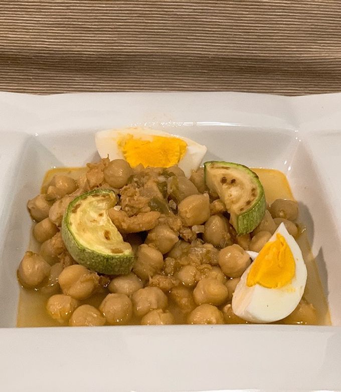 Foto principal de Garbanzos, bacalao y calabacín | ¡Y huevo duro!