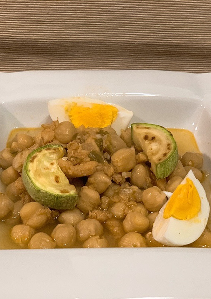 Una foto de Garbanzos, bacalao y calabacín | ¡Y huevo duro!