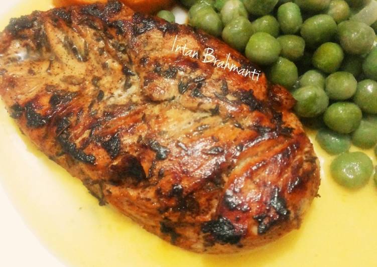 Cara Menghidangkan Lemon Butter Chicken Steak with Hollandaise Sauce/Steik Ayam Lemon Mentega dengan Saus Hollandaise yang Enak Banget!