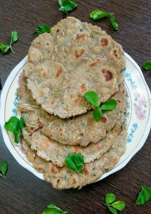 A picture of Jowar and bajra vegetables paratha.