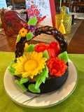 Giỏ hoa sinh nhật từ chocolate (The cake is all chocolate.)