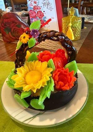 Hình của món Giỏ hoa sinh nhật từ chocolate (The cake is all chocolate.).