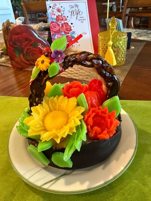 Giỏ hoa sinh nhật từ chocolate (The cake is all chocolate.)