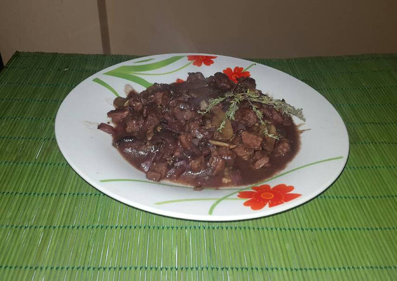 Falda de res salteada con champiñones
