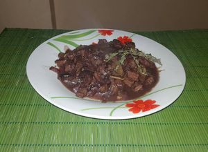 Una foto de Falda de res salteada con champiñones