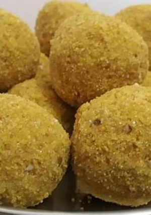 गव्हाच्या पिठाचे लाडू (gavachya pithache laddu recipe in marathi) रेसिपी चे मुख्य फोटो