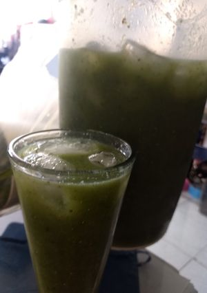 Una foto de Agua Pepino, perejil y limón pa'la presión