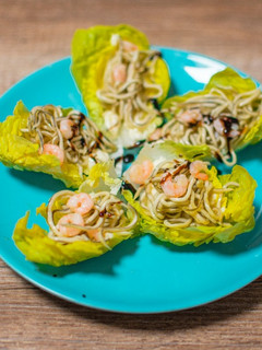 Una foto de Cogollos rellenos de gulas y gambas