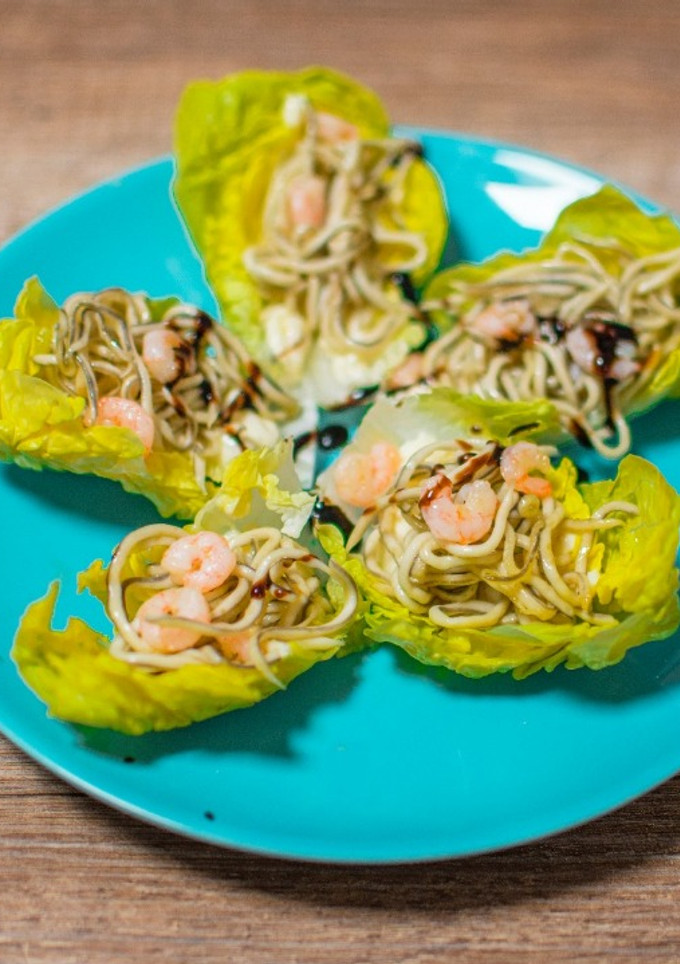 Una foto de Cogollos rellenos de gulas y gambas